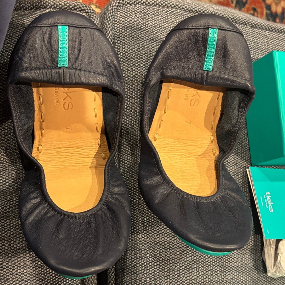 Tieks Navy Flats NWT sz 7 NWOT